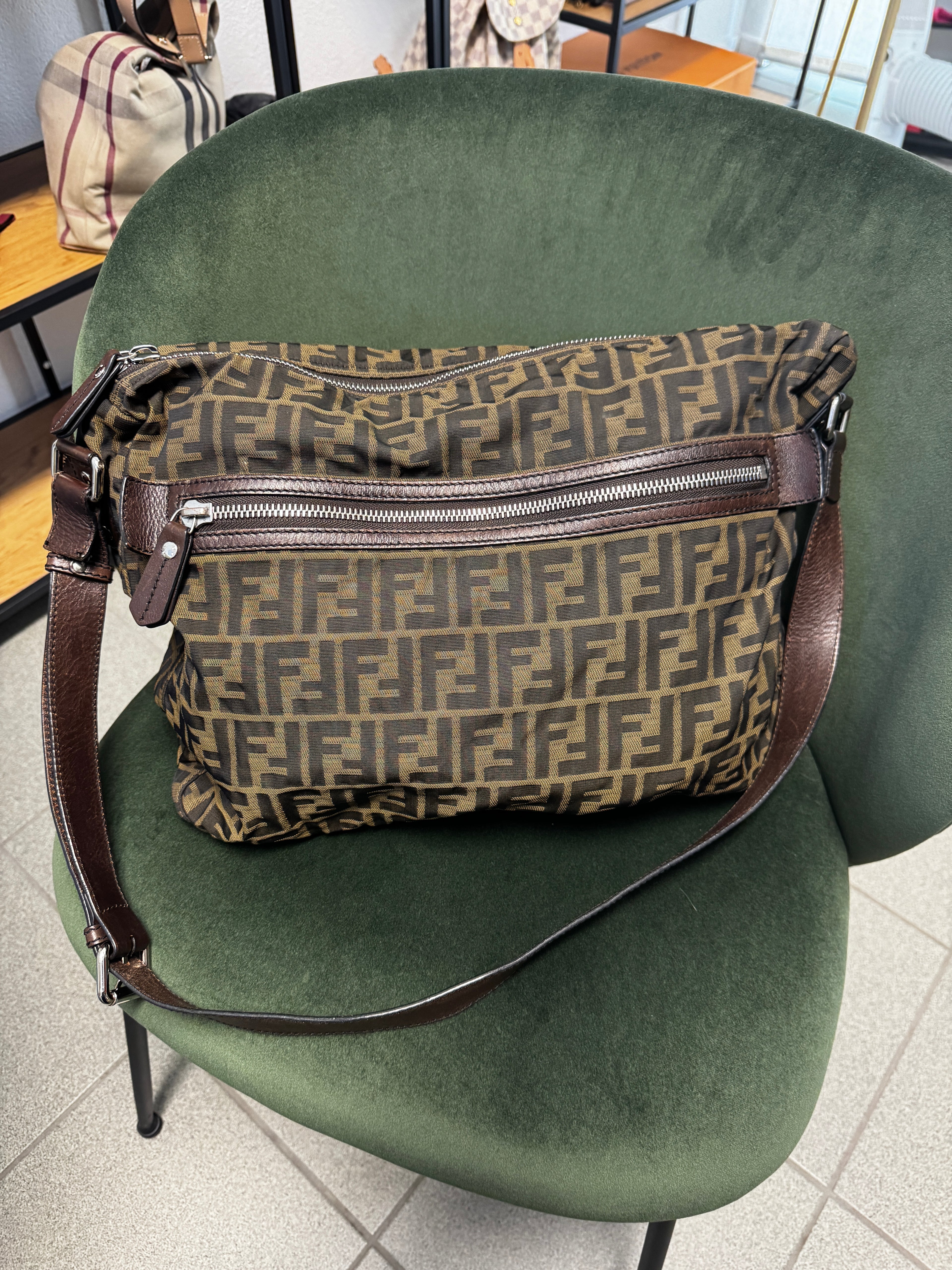 Fendi Borsa a Tracolla Messenger in Tessuto Zucca e Pelle