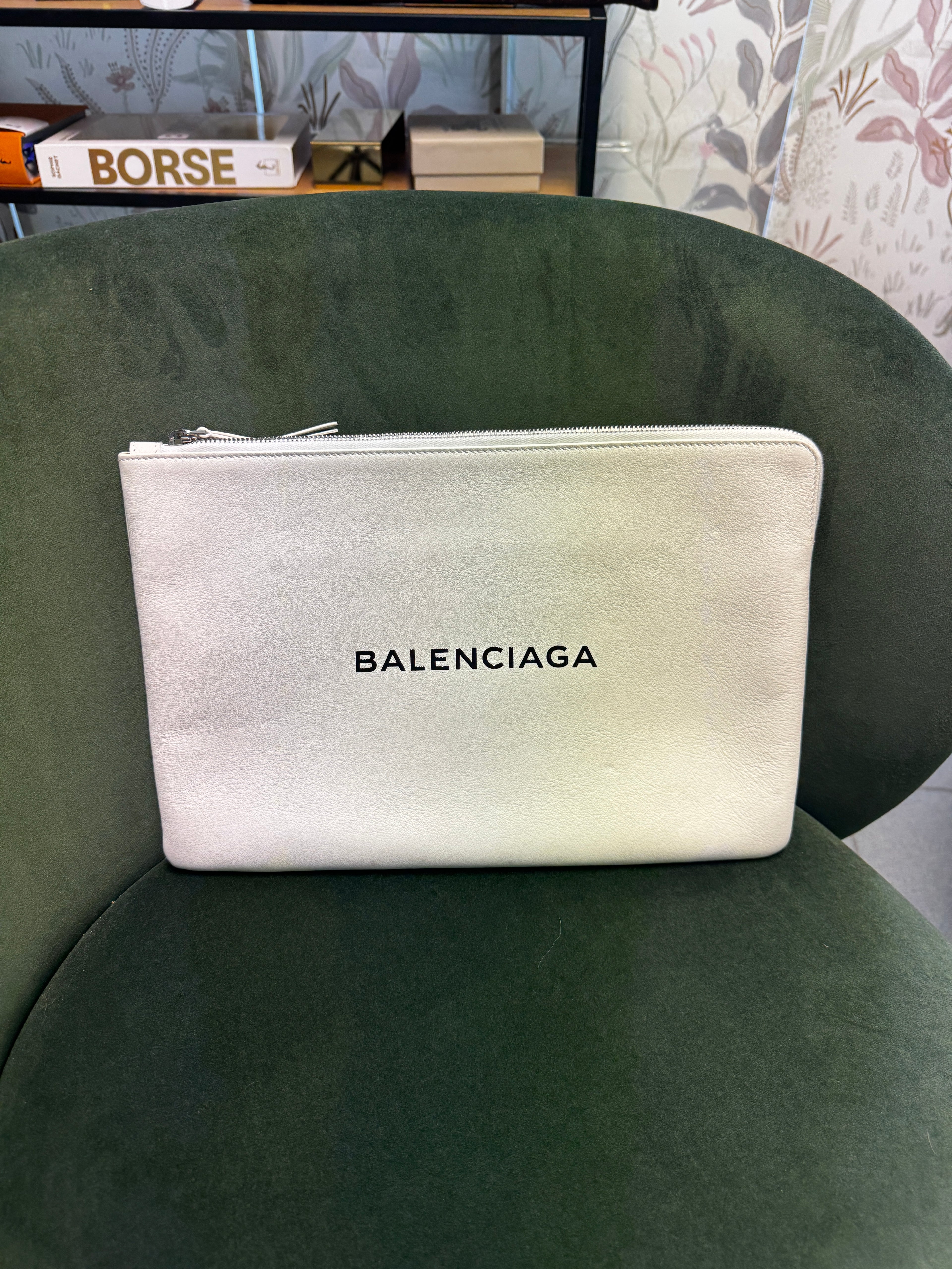 Balenciaga Pochette Everyday Medium in Pelle Bianca