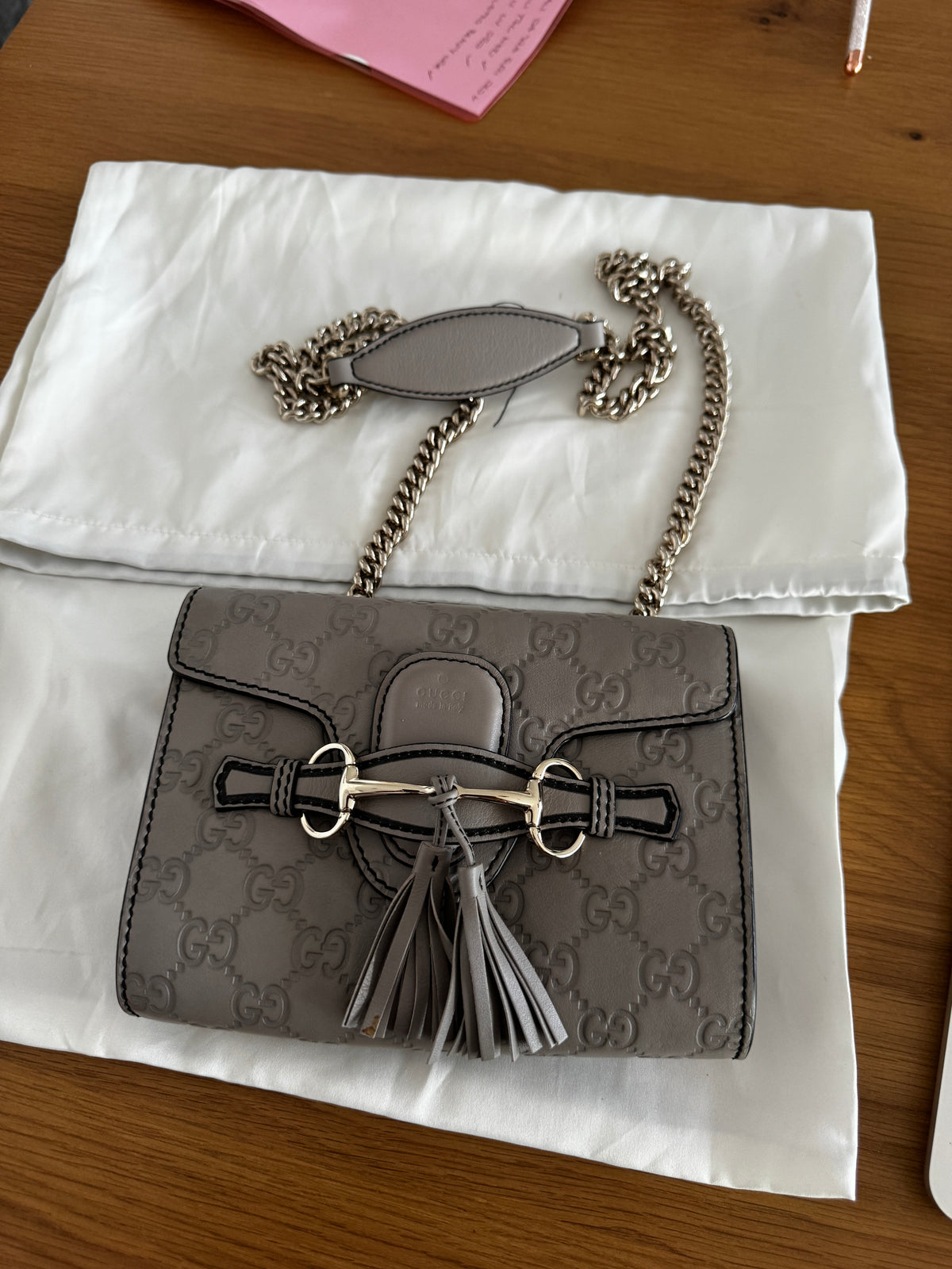 Gucci Borsa a Tracolla Emily Mini Chain in Pelle Guccissima - Grigio Taupe
