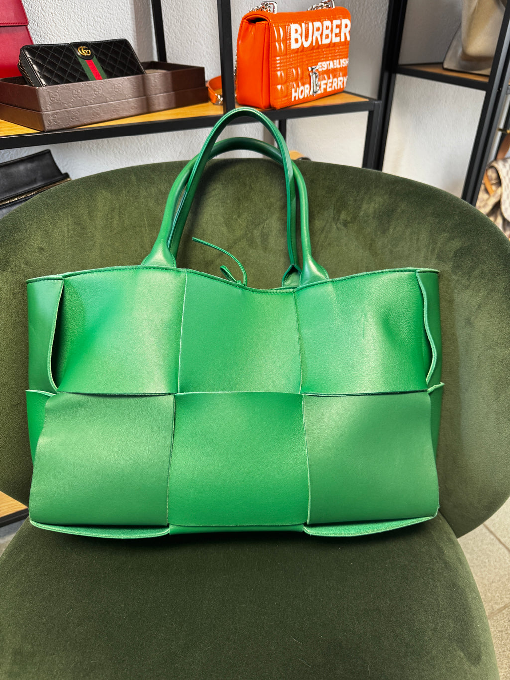 Bottega Veneta Arco Tote Medium in Pelle Intrecciato Orthobie - Verde Parakeet