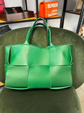 Bottega Veneta Arco Tote Medium in Pelle Intrecciato Orthobie - Verde Parakeet