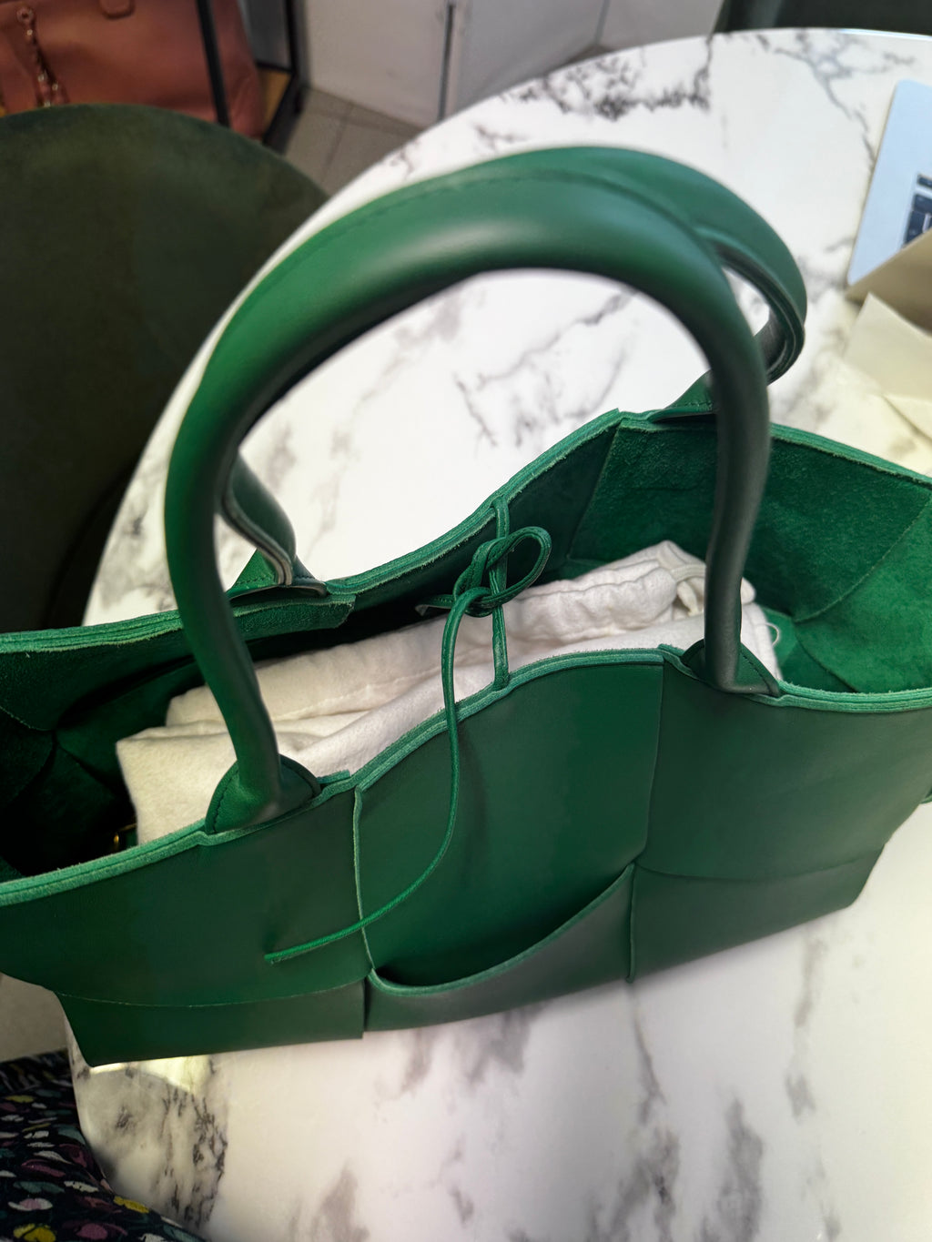 Bottega Veneta Arco Tote Medium in Pelle Intrecciato Orthobie - Verde Parakeet