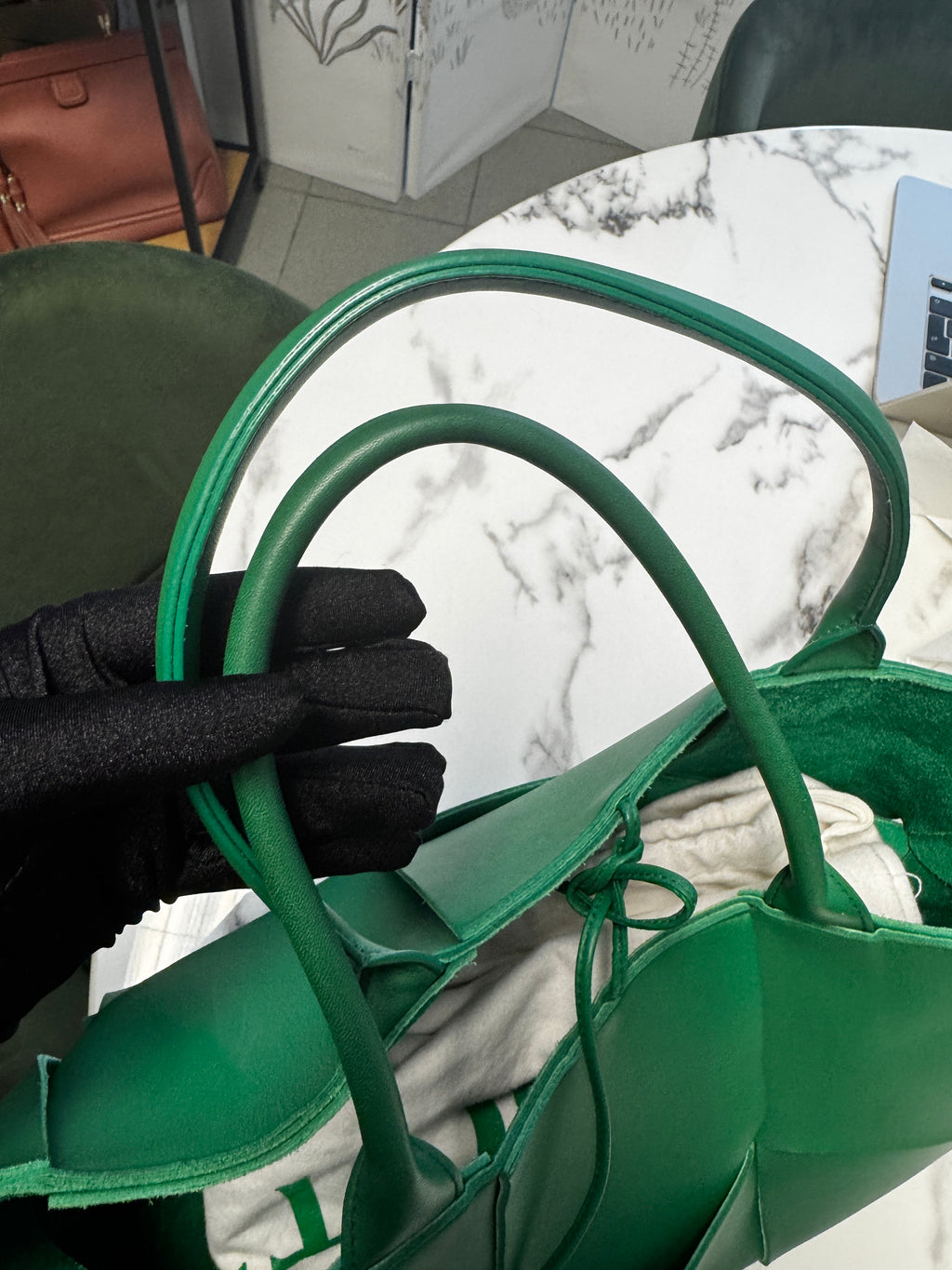 Bottega Veneta Arco Tote Medium in Pelle Intrecciato Orthobie - Verde Parakeet