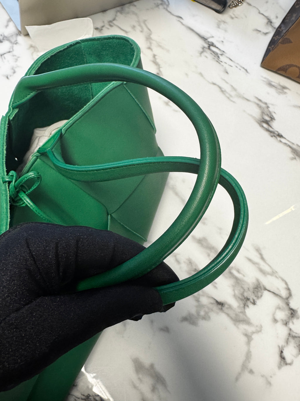 Bottega Veneta Arco Tote Medium in Pelle Intrecciato Orthobie - Verde Parakeet