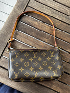 Louis Vuitton Pochette Accessoires in Tela Monogram