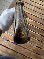 Louis Vuitton Pochette Accessoires in Tela Monogram