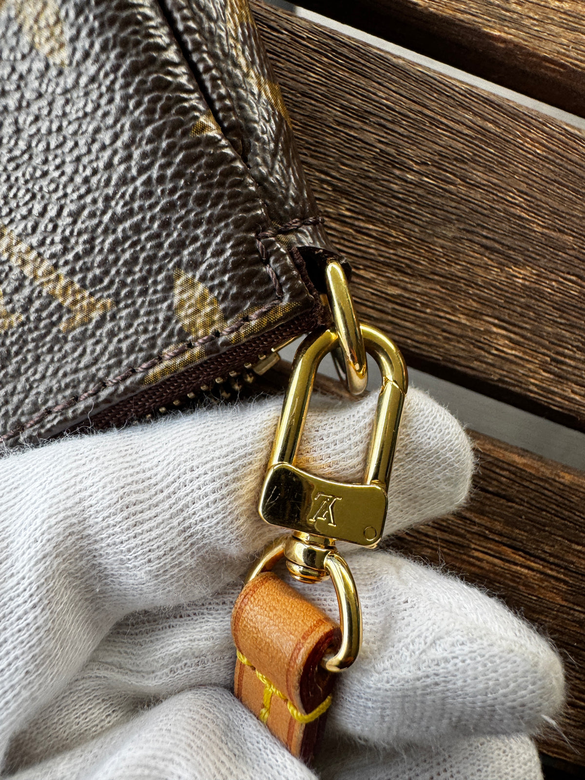 Louis Vuitton Pochette Accessoires in Tela Monogram