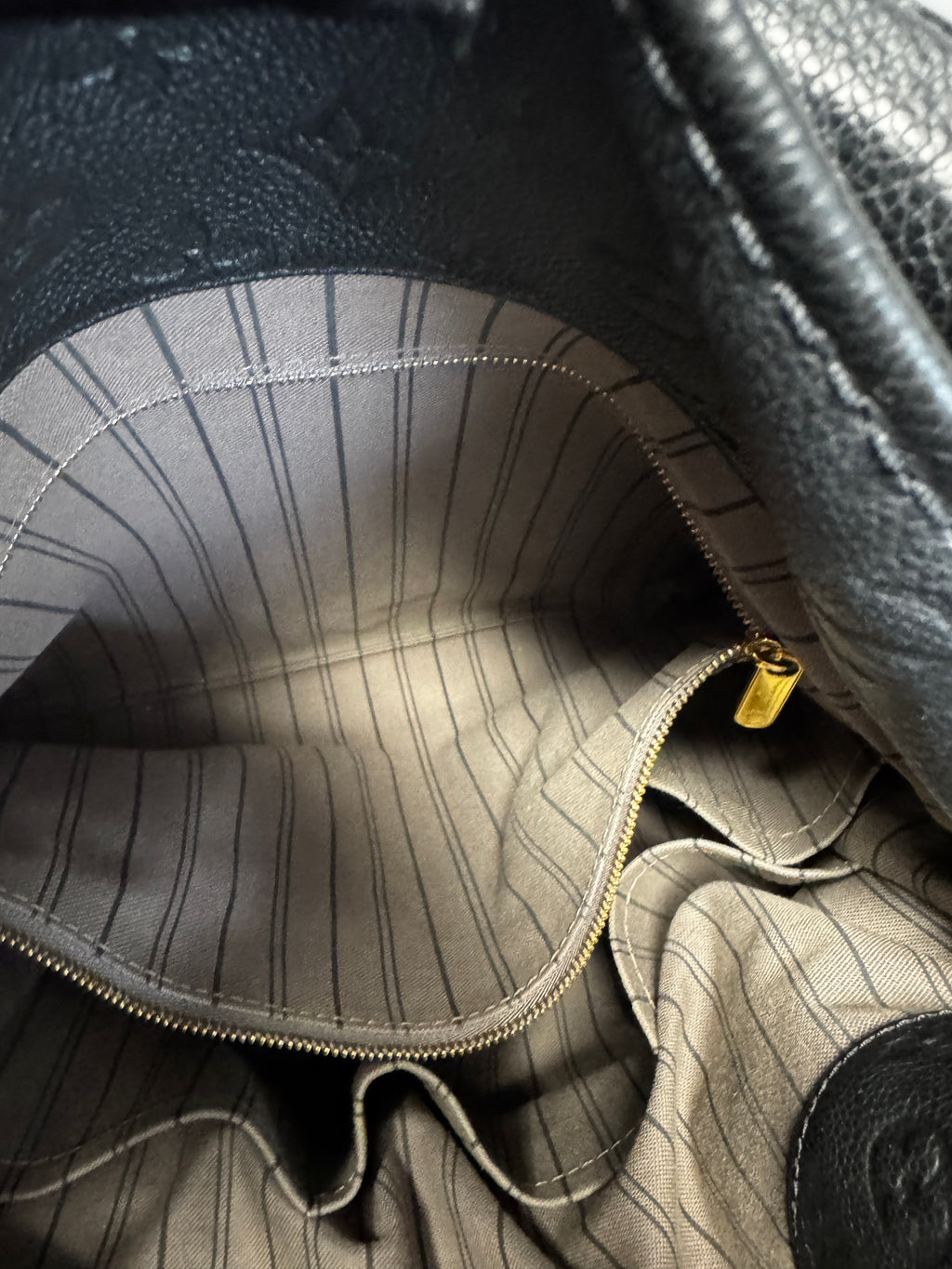 Louis Vuitton Artsy MM in Pelle Monogram Empreinte Noir