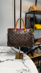 Louis Vuitton Pallas MM in Tela Monogram e Pelle di Vitello Aurore