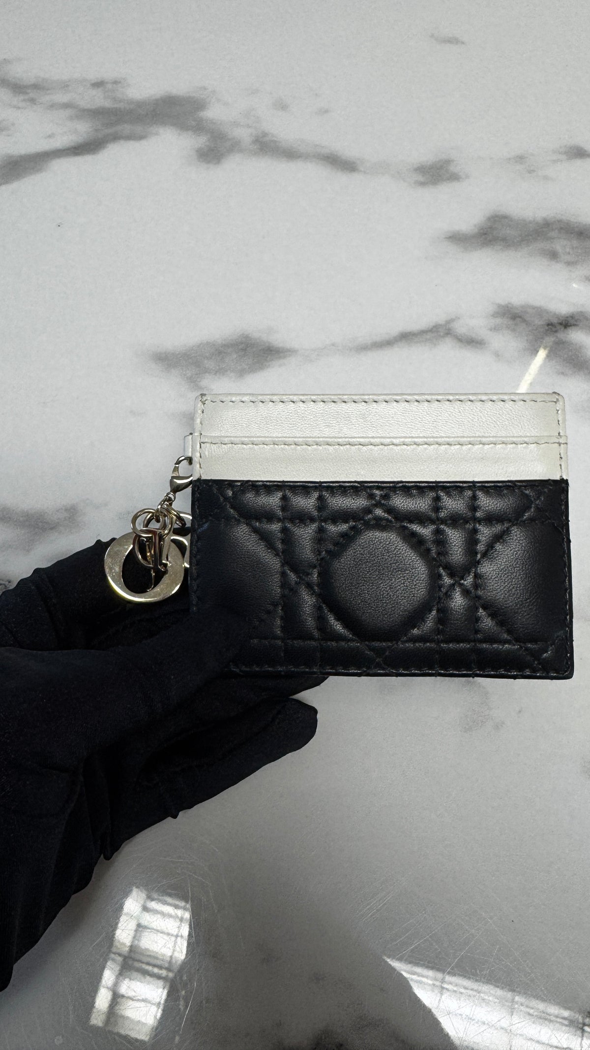 Christian Dior Portacarte Lady Dior Bicolore con Charm "D.I.O.R." in Pelle di Agnello Cannage