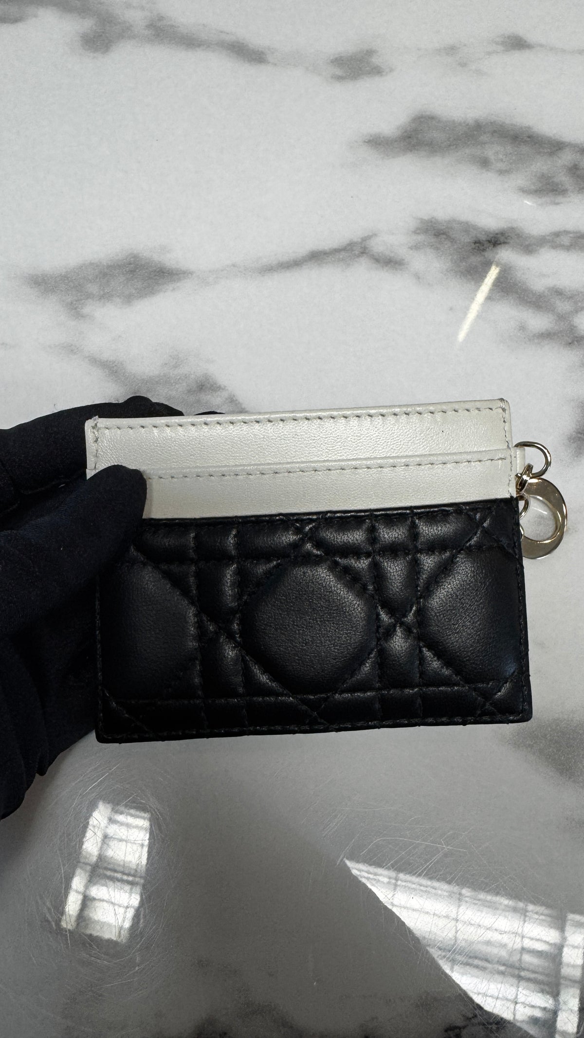 Christian Dior Portacarte Lady Dior Bicolore con Charm "D.I.O.R." in Pelle di Agnello Cannage