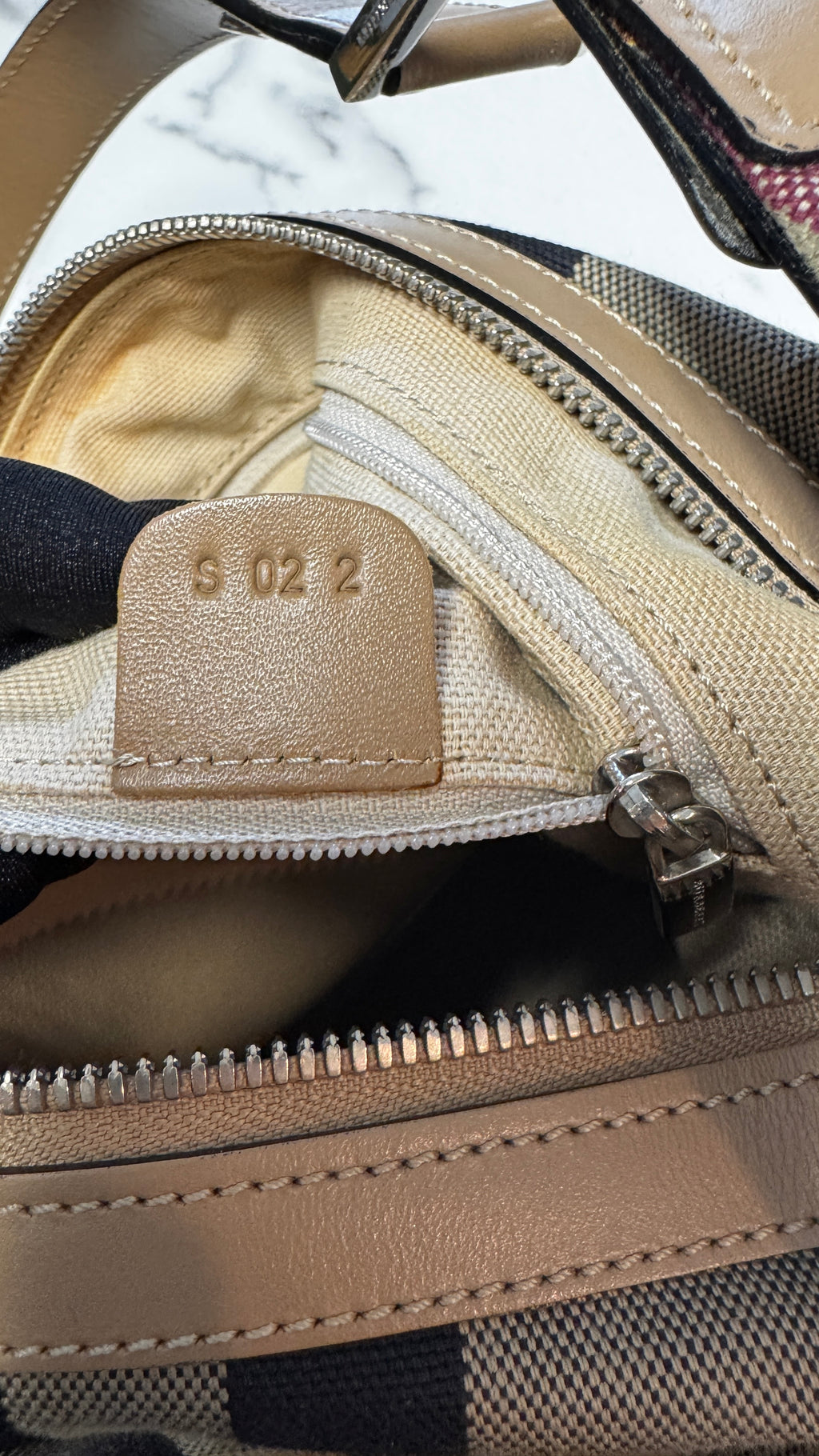 Burberry Borsa Hobo in Canvas Mega Check con Finiture in Pelle Beige