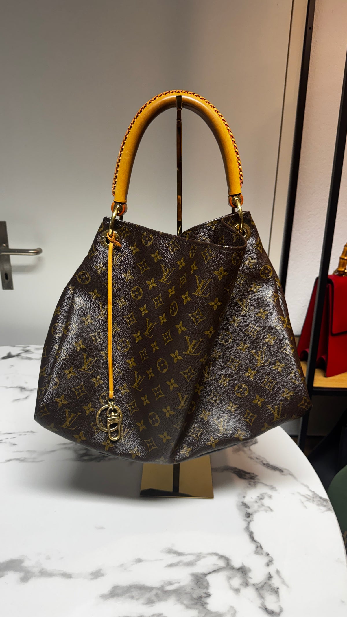 Louis Vuitton Artsy MM in Tela Monogram