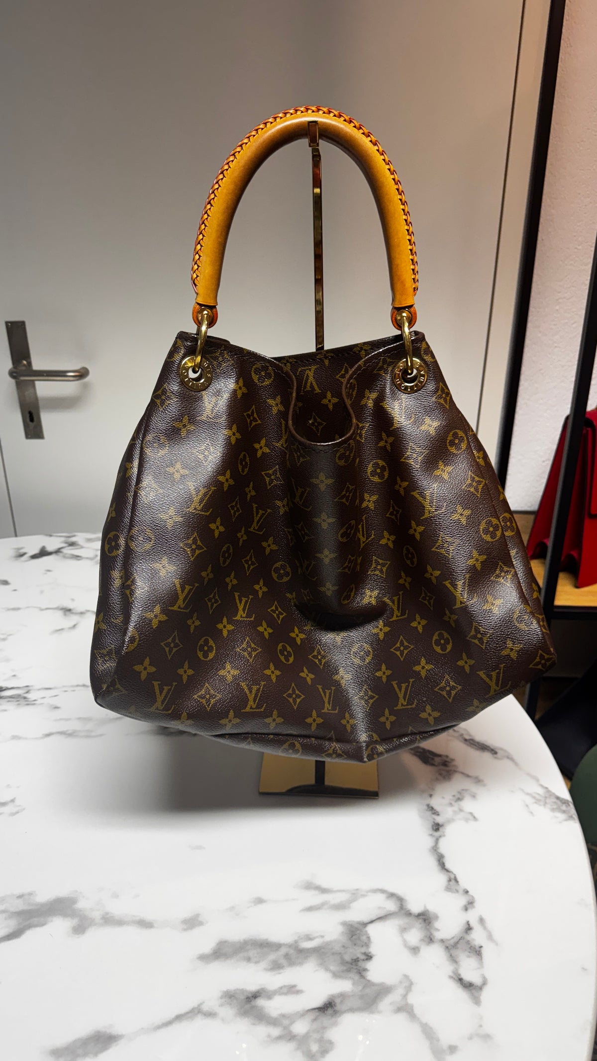 Louis Vuitton Artsy MM in Tela Monogram