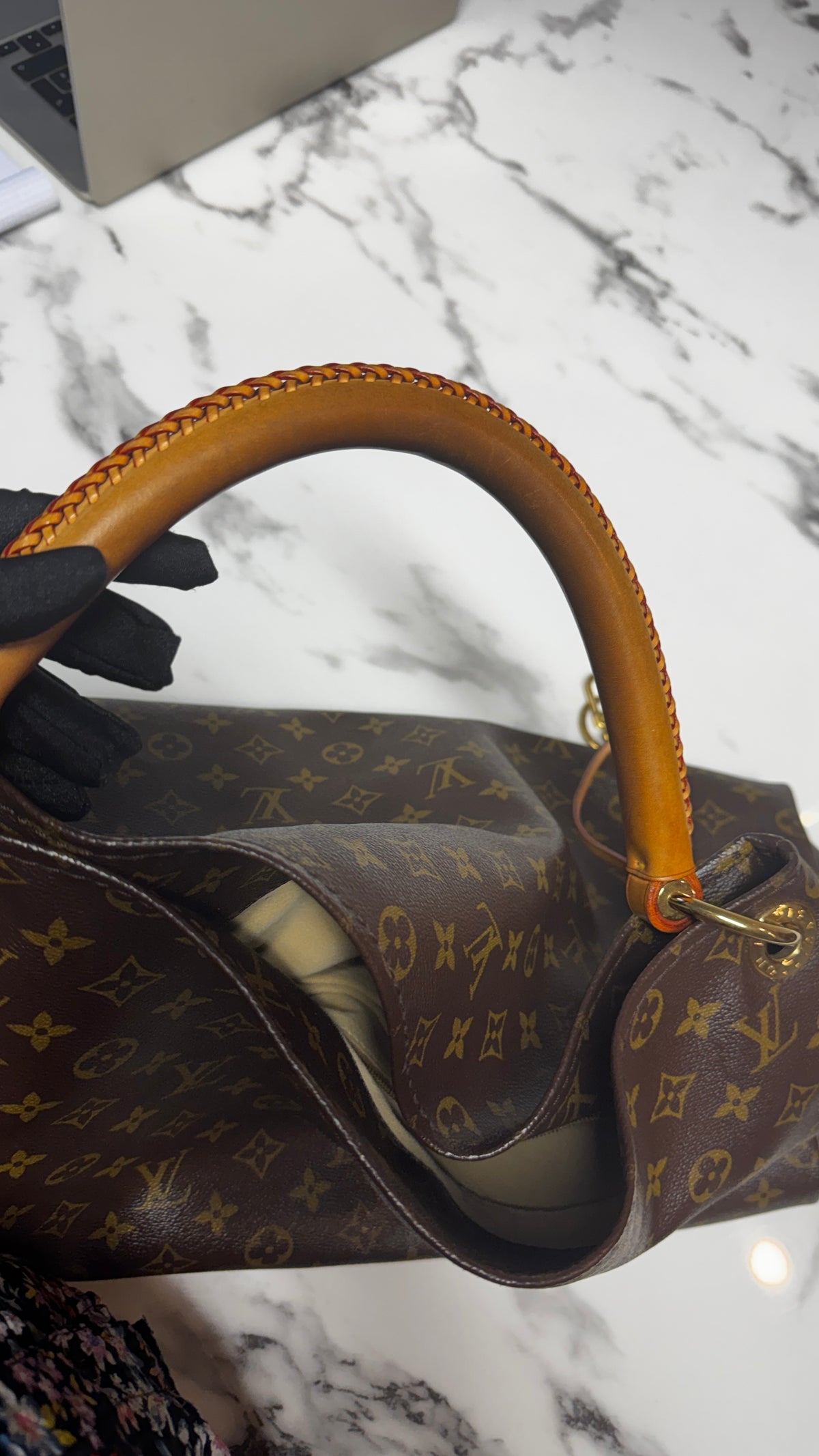Louis Vuitton Artsy MM in Tela Monogram