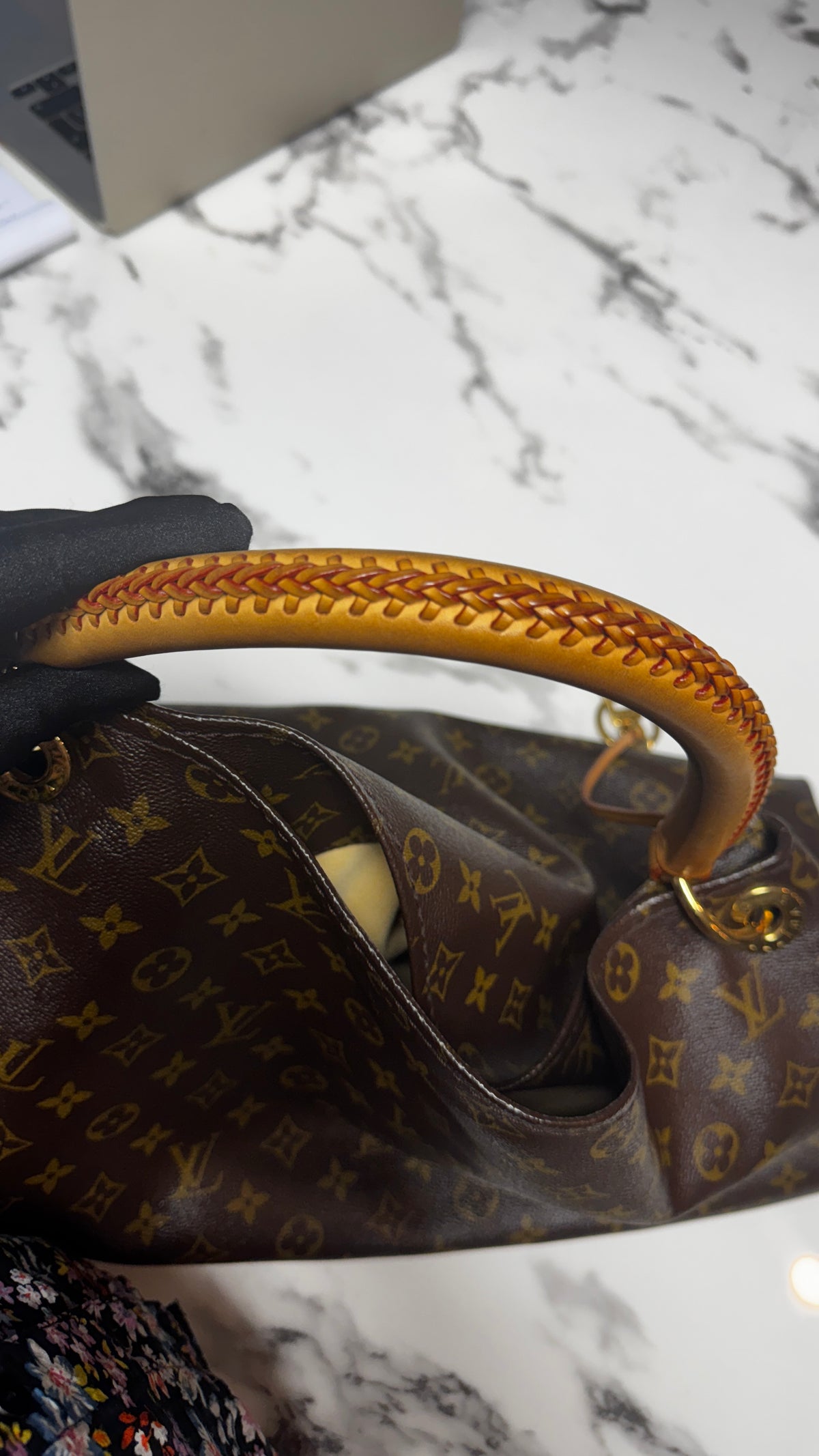 Louis Vuitton Artsy MM in Tela Monogram