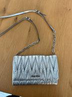 Miu Miu Pochette Crossbody in Pelle Matelassé Argento Metallizzato