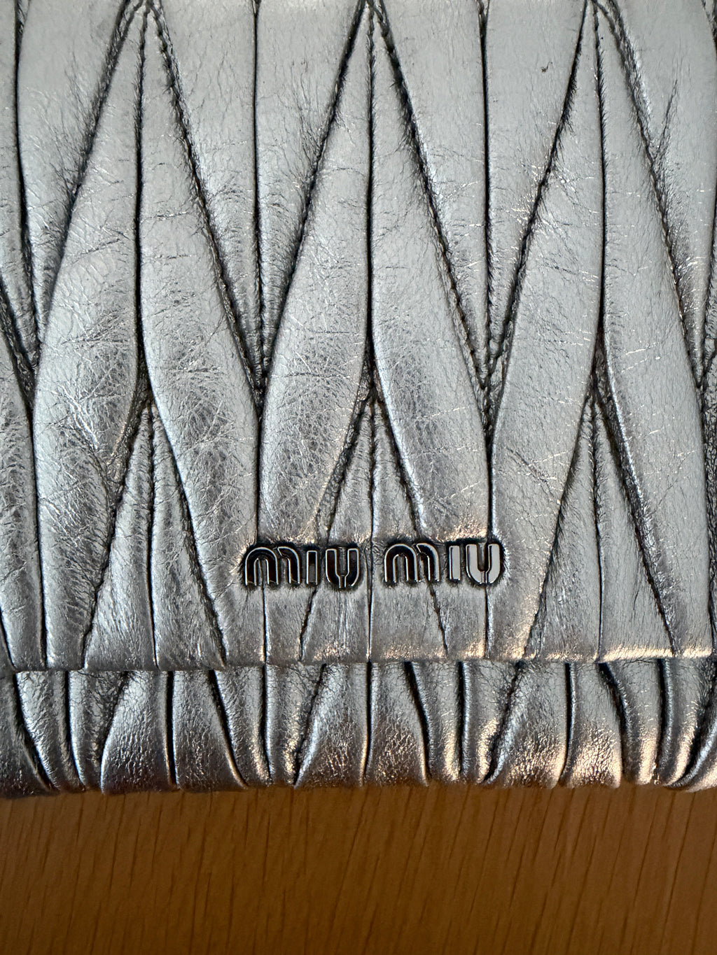 Miu Miu Pochette Crossbody in Pelle Matelassé Argento Metallizzato