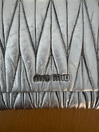 Miu Miu Pochette Crossbody in Pelle Matelassé Argento Metallizzato