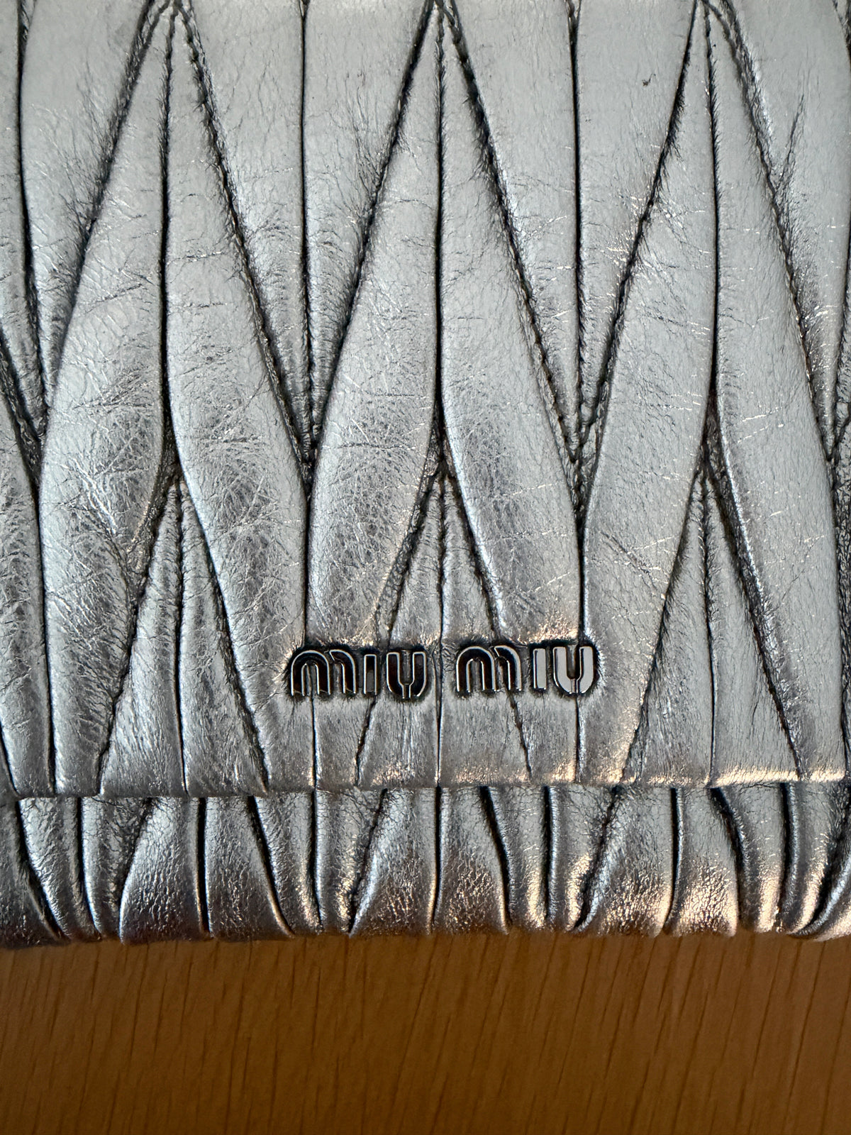 Miu Miu Pochette Crossbody in Pelle Matelassé Argento Metallizzato