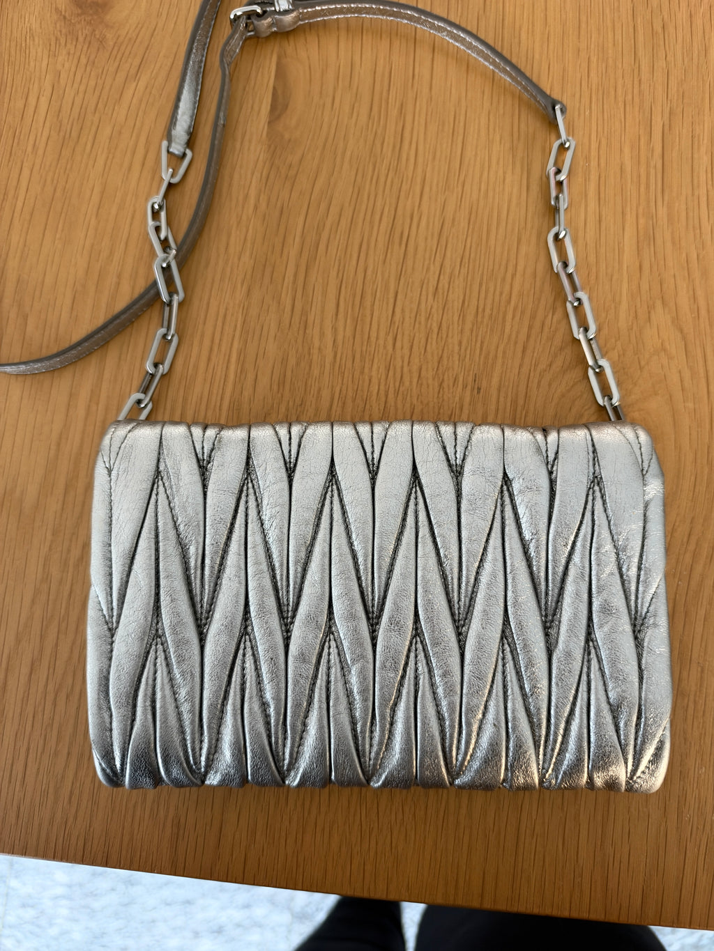 Miu Miu Pochette Crossbody in Pelle Matelassé Argento Metallizzato