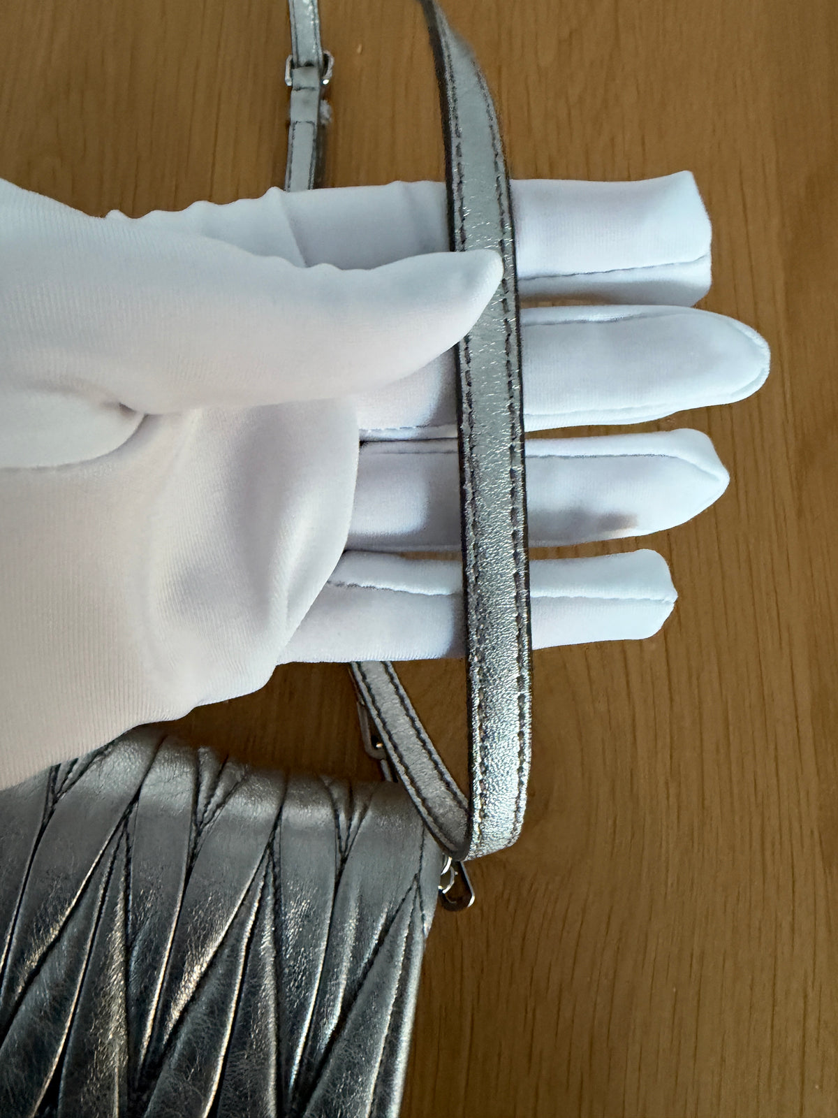 Miu Miu Pochette Crossbody in Pelle Matelassé Argento Metallizzato