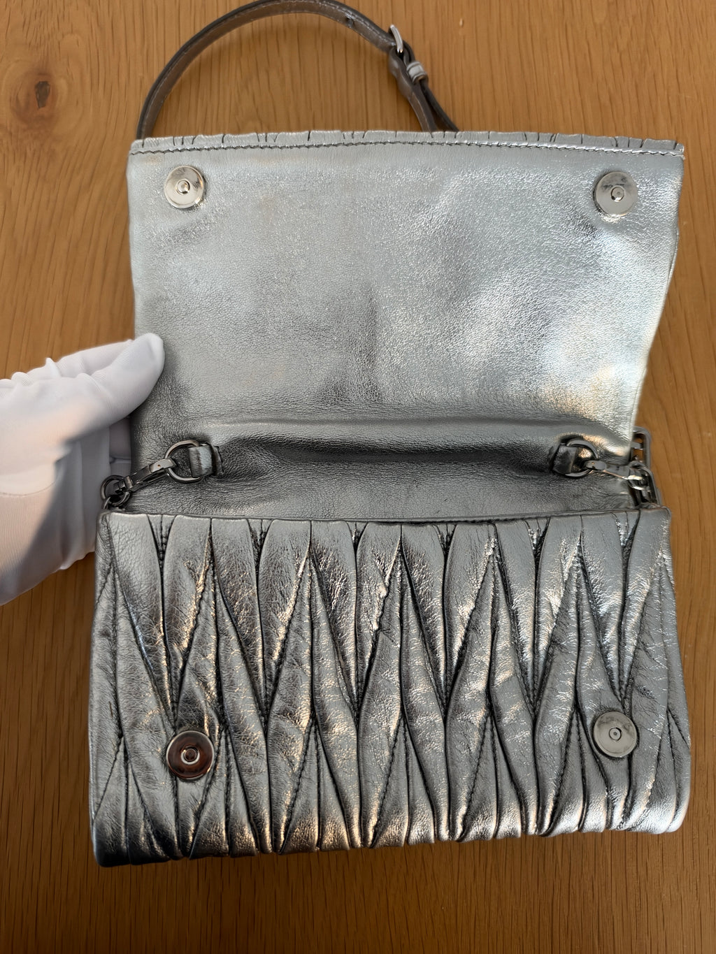 Miu Miu Pochette Crossbody in Pelle Matelassé Argento Metallizzato