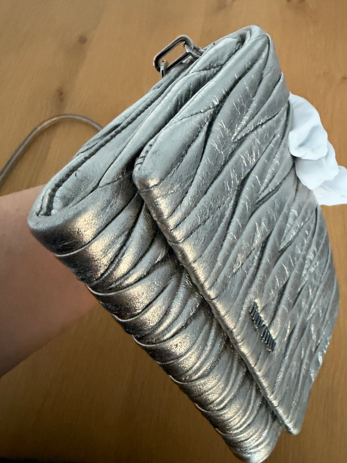 Miu Miu Pochette Crossbody in Pelle Matelassé Argento Metallizzato