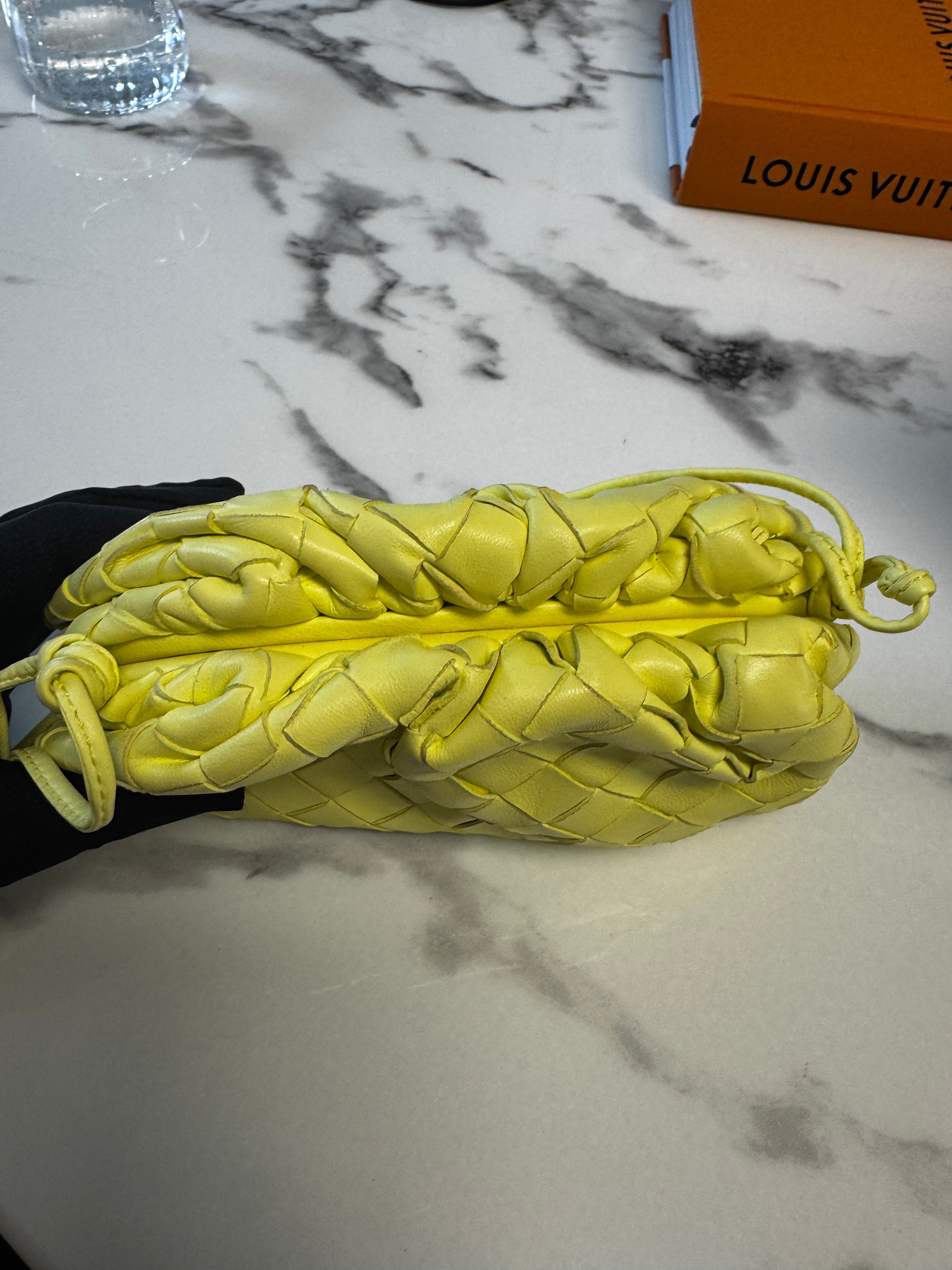 Bottega Veneta Mini The Pouch in Pelle Intrecciata - Giallo Fluo