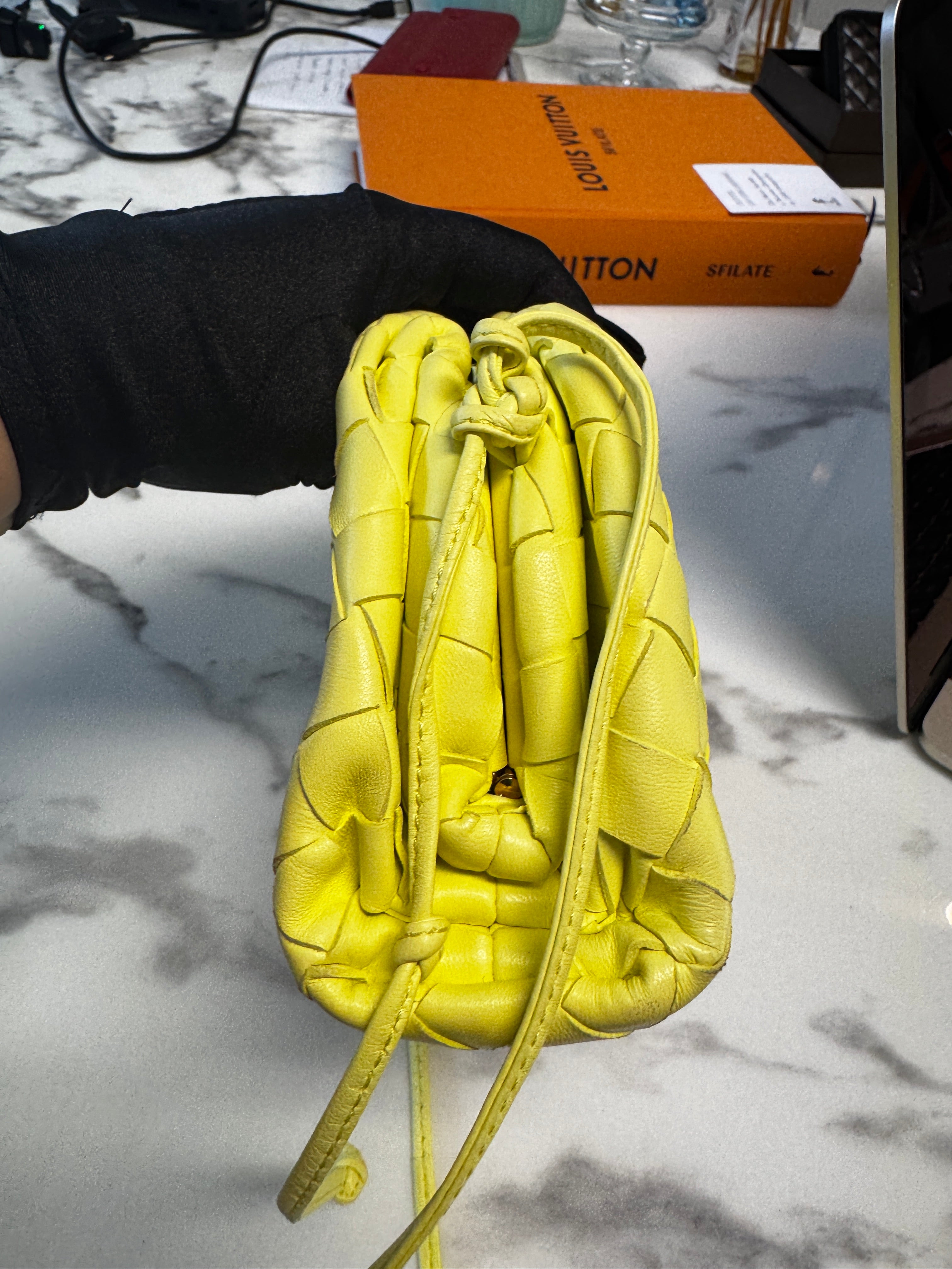 Bottega Veneta Mini The Pouch in Pelle Intrecciata - Giallo Fluo