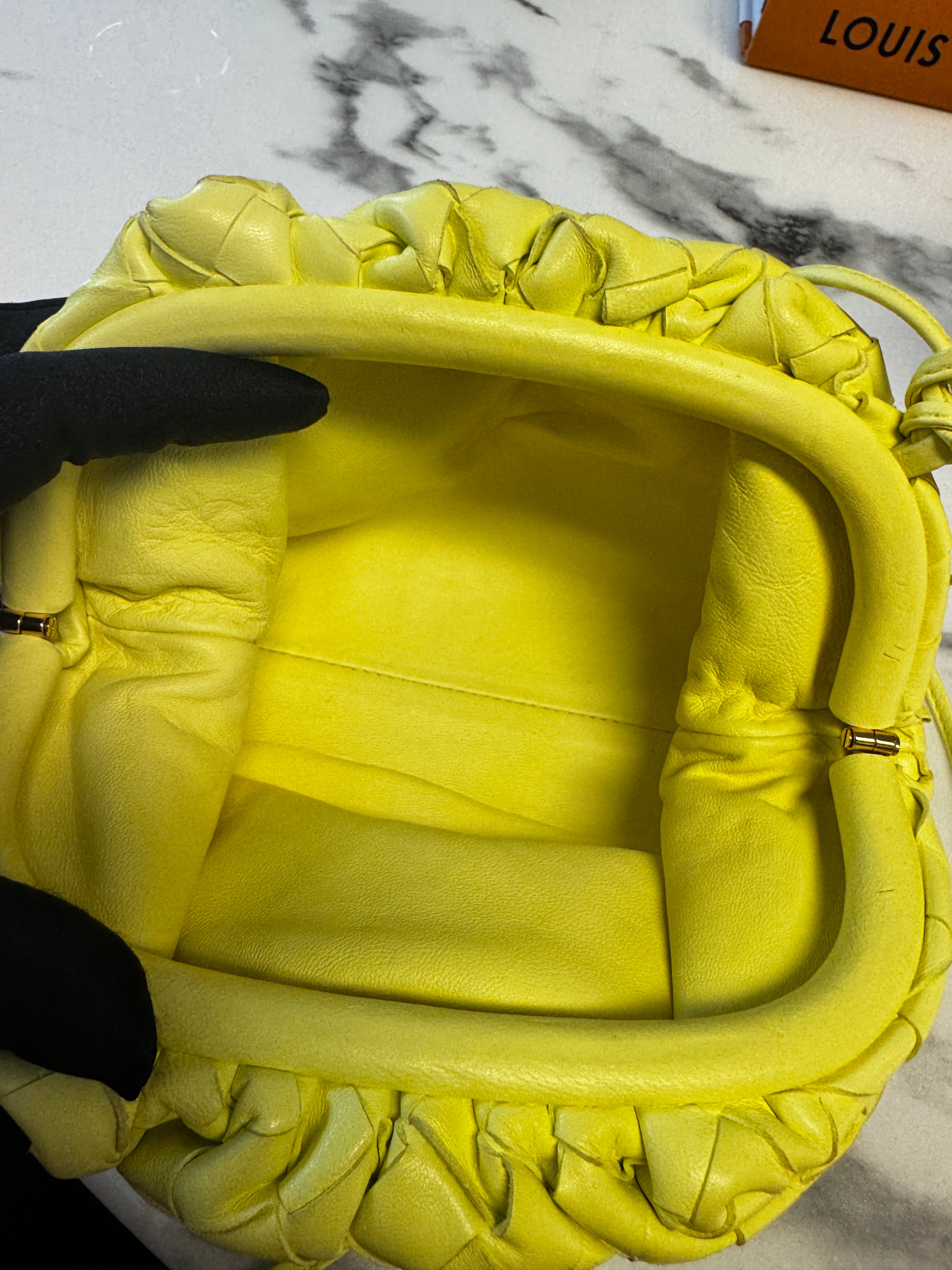 Bottega Veneta Mini The Pouch in Pelle Intrecciata - Giallo Fluo