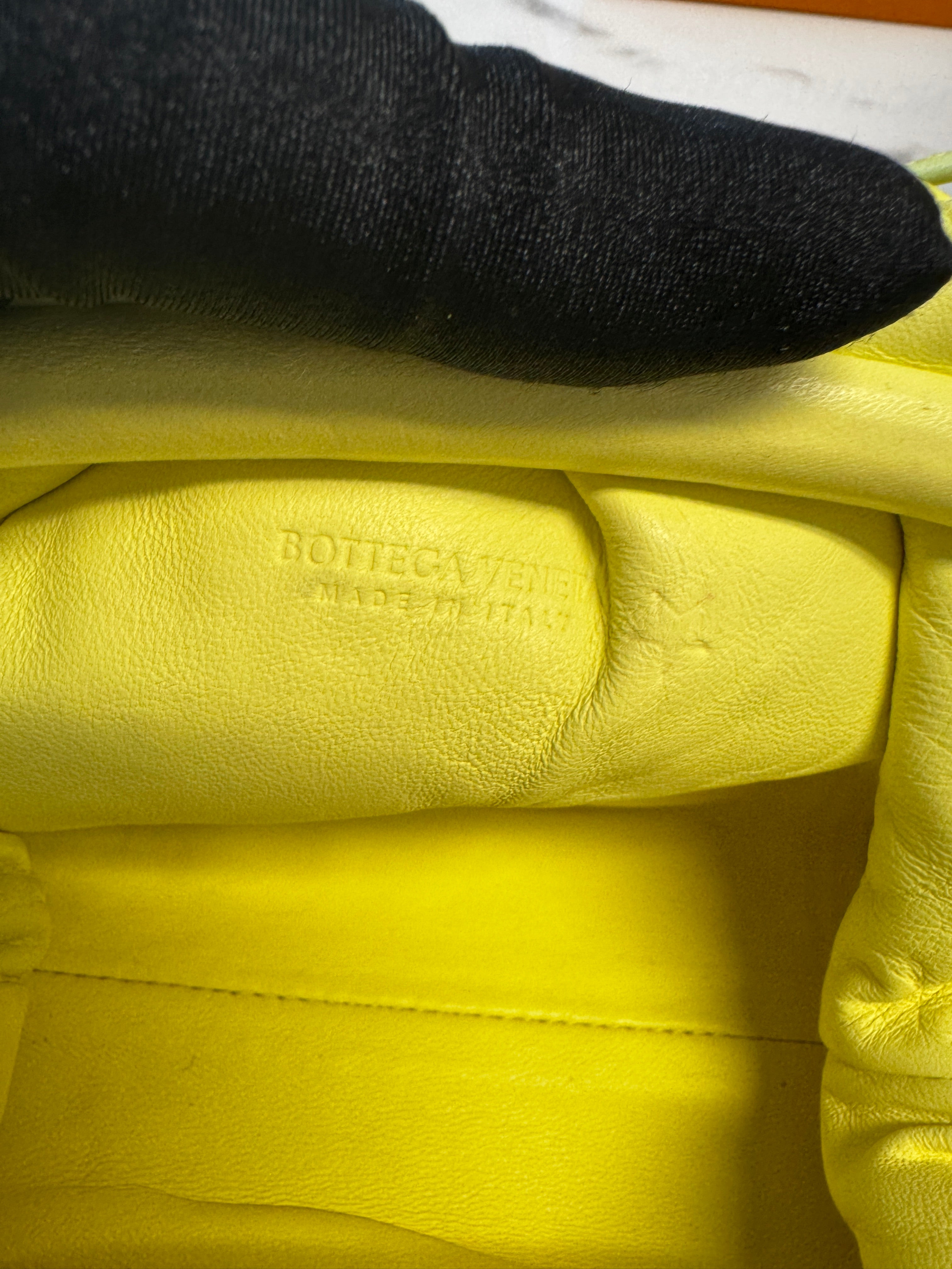 Bottega Veneta Mini The Pouch in Pelle Intrecciata - Giallo Fluo